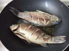 煎定型后翻面