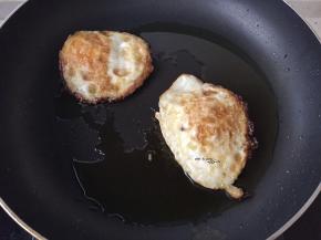煎两个荷包蛋备用