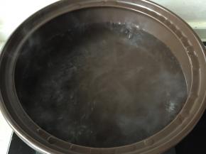 砂锅中加水煮沸