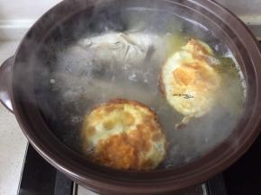 加入荷包蛋煮至沸腾转小火十分钟