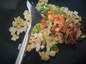 萝卜土豆炒熟后，放入其它的所有材料翻炒