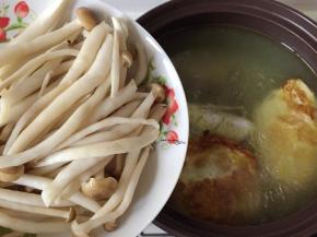 加入蟹味菇一起煮15分钟
