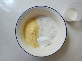 玉米面、糯米粉、糖粉混合均匀。