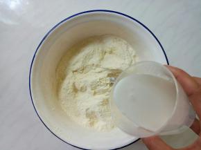 牛奶温热状态，逐步倒入混合好的粉中。