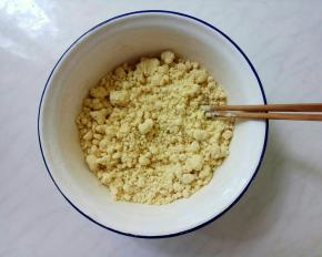 一边倒一边用筷子搅拌成絮状，再和成面团。