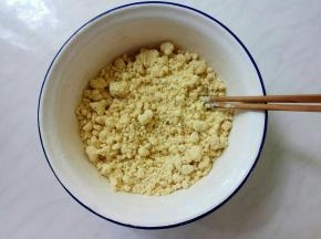 一边倒一边用筷子搅拌成絮状，再和成面团。