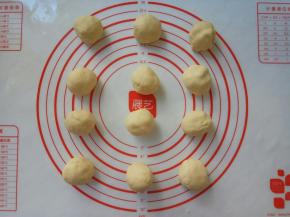 和好的面团放置一边醒20分钟后，再分成均等的小面剂。每个约30g,共12个。