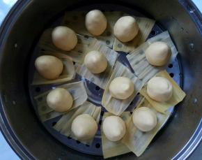 凉水下锅，垫玉米叶子，再摆上窝头。