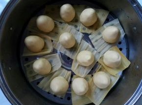 凉水下锅，垫玉米叶子，再摆上窝头。