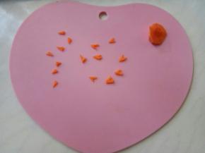 准备胡萝卜，做小鸡仔的脚丫子和嘴巴。