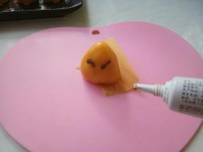 另外，取巧克力笔，隔水融化，画些表情包。