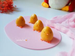 萌萌的，用芝麻做眼睛。