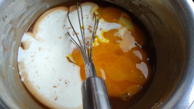 将牛奶和蛋黄放入可可面糊中