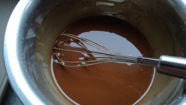 玉米油加热至有纹路后，杀入低筋面粉和可可粉，拌匀后冷却备用