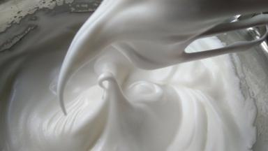 用电动打蛋器打至小弯钩状态（预热烤箱，上下火165度）