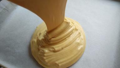 倒入提前铺好油纸的烤盘中