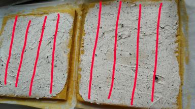 蛋糕卷烤好冷却后，淡奶油+10克细砂糖打发，涂到蛋糕胚中，（步骤图忘记拍所以借用一张以前的图片），按照图中红线的部分再将每个蛋糕胚子分成5份长条