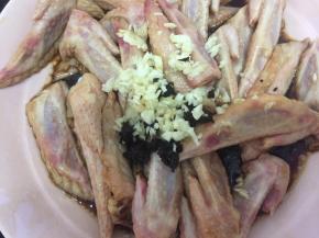 放入其中一份蒜头豆豉末