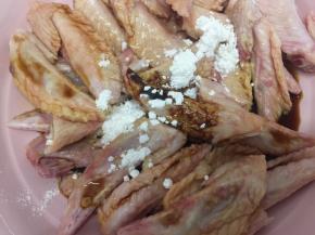 鸡翅尖洗干净，沥干水，放入玉米淀粉、酱油、老抽、砂糖、拌均匀