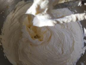 黄油室温软化加糖粉打发至变白蓬松