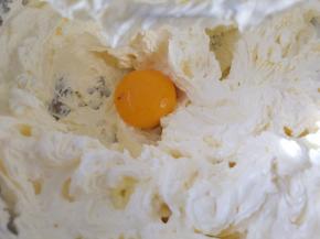 再分两次加入鸡蛋打发均匀，放一旁备用