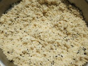 面粉+全麦面粉+泡打粉+小苏打过筛至盆中，倒入色拉油，再加入黑芝麻，先用筷子搅拌几下，再用手搓成絮状