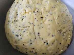 再与打发的黄油混合均匀，覆盖保鲜膜，醒发30分钟