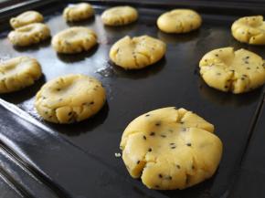 我是分了12个55克大的，13个30克小的，分两盘烤，在揉成面团的时候不要用力揉，只要能成团就行，然后稍稍按瘪，中间再按个坑下去，每个面团之间要留足够大的空间，因为等下烤得时候会涨很大
送入预热好的烤箱，上火190度，下火180度，烤12分钟，然后上火160度下火180度再烤3-5分钟，视上色情况增减烘烤时间