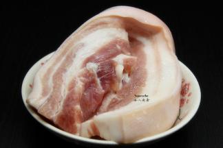 新鲜五花肉，洗净，沥干水；