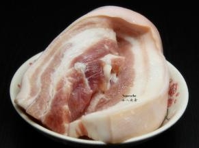 新鲜五花肉，洗净，沥干水；