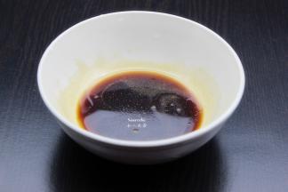 蜂蜜、生抽、白砂糖、白酒、盐、姜粉、鸡粉一起拌均；