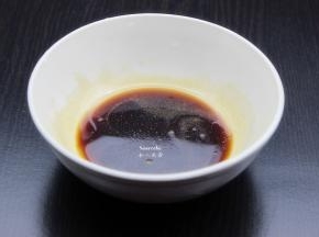 蜂蜜、生抽、白砂糖、白酒、盐、姜粉、鸡粉一起拌均；