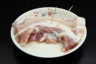 洗净的五花肉切成二段，用牙签插些空，这样入味；PS:密封罐及铝箔纸不够长才二段。