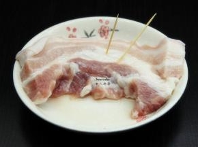 洗净的五花肉切成二段，用牙签插些空，这样入味；PS:密封罐及铝箔纸不够长才二段。