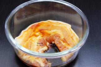 把调制好的酱料，与五花肉按摩，均匀抹上酱料；