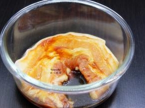 把调制好的酱料，与五花肉按摩，均匀抹上酱料；