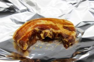 取出腌制好的五花肉，放入垫有铝箔纸的烤盘，把酱汁也倒入；