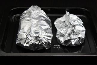 包裹好的五花肉，放入烤盘；