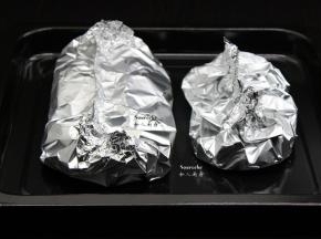 包裹好的五花肉，放入烤盘；
