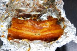 烤好取出，不烫手时，打开铝箔纸，切好片，把烤肉铝箔纸上汁淋在上面； PS：温度40度左右最好吃