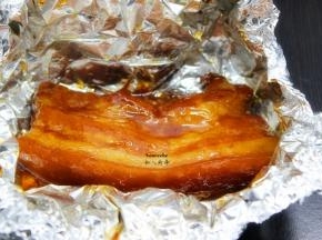 烤好取出，不烫手时，打开铝箔纸，切好片，把烤肉铝箔纸上汁淋在上面； PS：温度40度左右最好吃