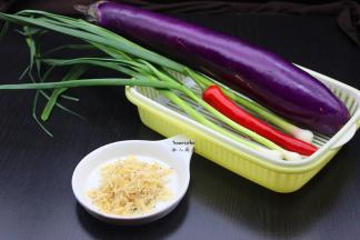 准备食材：茄子、蒜苗、虾皮、红辣椒；