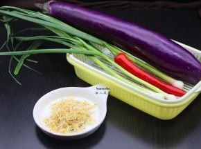 准备食材：茄子、蒜苗、虾皮、红辣椒；