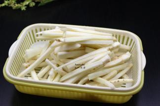 茄子洗净，去皮，切条；