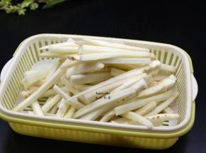 茄子洗净，去皮，切条；