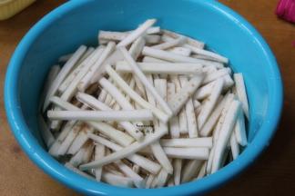 茄子清水浸泡3分钟；PS：浸泡可以去茄子黑色