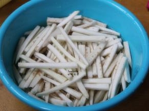 茄子清水浸泡3分钟；PS：浸泡可以去茄子黑色