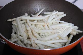 热锅，倒油，大火烧熟茄条；PS：油要比炒菜的多