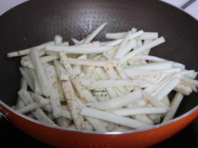 热锅，倒油，大火烧熟茄条；PS：油要比炒菜的多