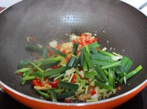 炸过茄子的油锅，爆香蒜白，虾皮、辣椒，在加蒜叶；